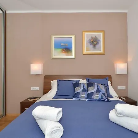 Brand New Luxury Blue Gallery Apartament